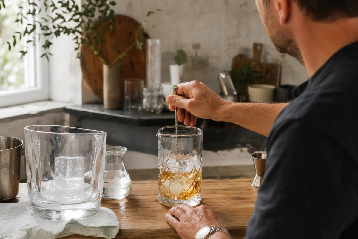 Så väljer du rätt is till cocktails som ska röras, inte skakas