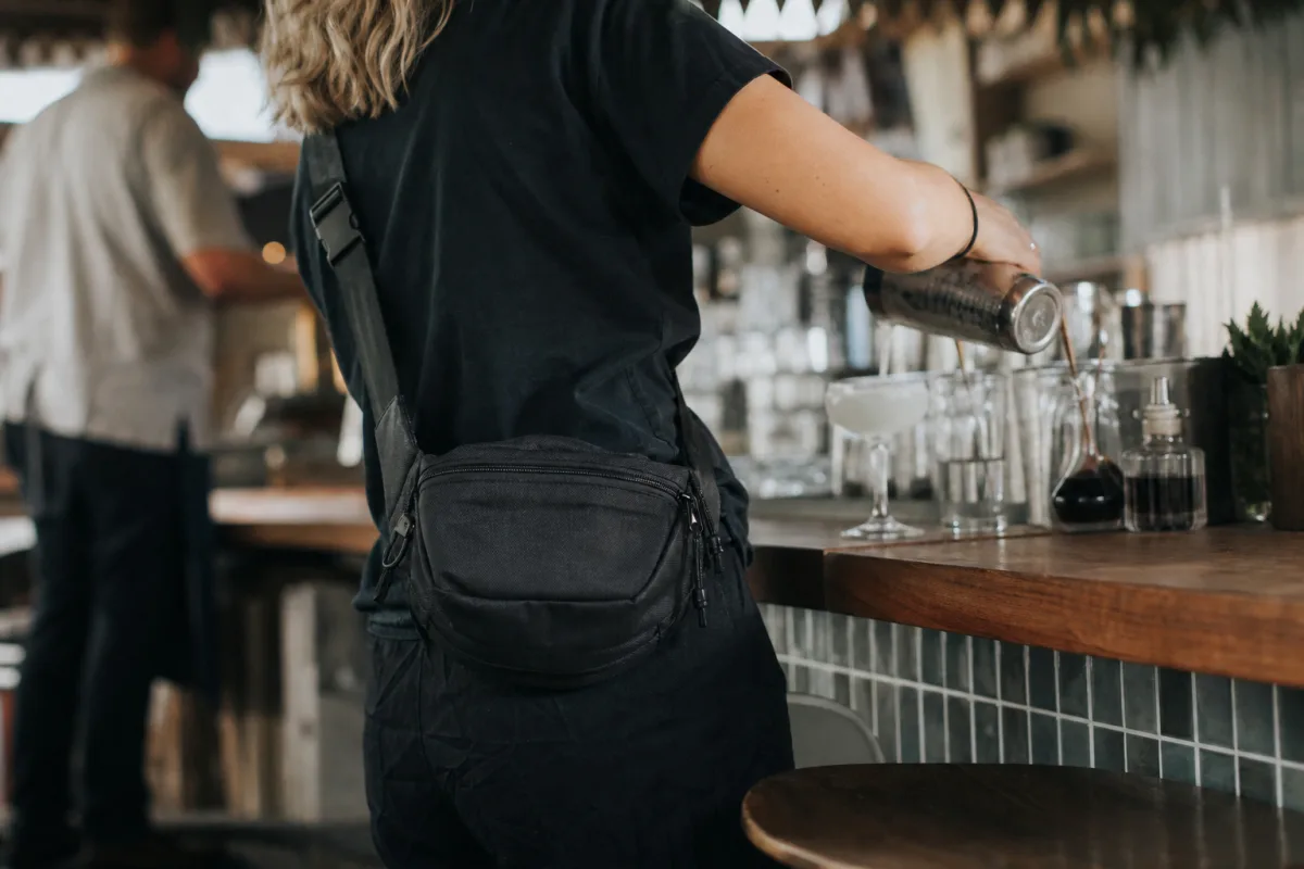 Är midjeväska eller axelväska bäst bakom baren?